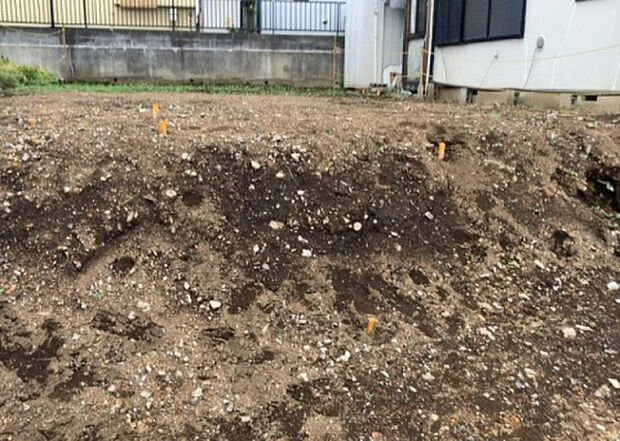 【玄関_2】玄関は、狭すぎると複数人で使いにくく、広すぎても無駄な空間になりがちです。最低2畳を目安にして、家の広さとの兼ね合いや家族の人数を考慮して決めるとよいでしょう。現地を見学して快適な玄関を選びましょう！