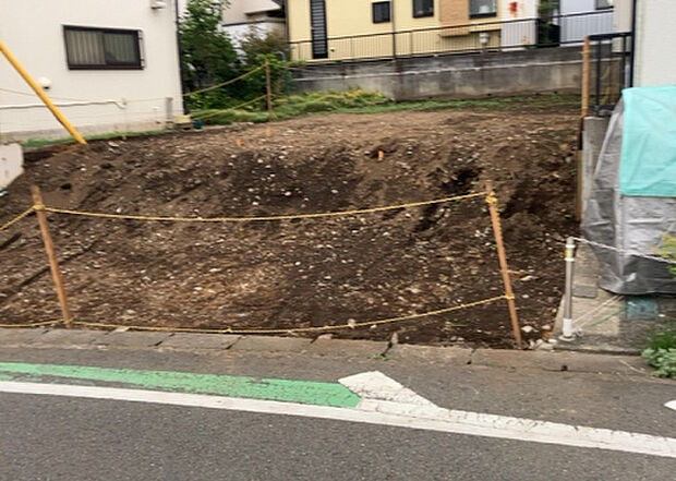 【前面道路含む現地写真_2】お持ちの車種によっては前面道路が広い方が便利でしょう。しかし、前面道路が広ければその分交通量が多くなるため、騒音などが気になる場合があります。実際に現地を見学し、周辺交通量や騒音などを確認しましょう！