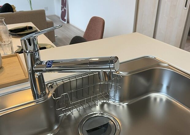 【キッチン水栓】キッチン水栓は、毎日必ず使うものだからこそ、使いやすさが重要です。シャワーヘッドの切り替えがスムーズか、吐水量が調節できるか、水しぶきが飛び散りにくい構造か、浄水機能が付いているかなど、日々の家事を快適にするための機能が数多くあります。また、デザインも多種多様なので、キッチン全体の雰囲気に合わせたものを選ぶことができます。