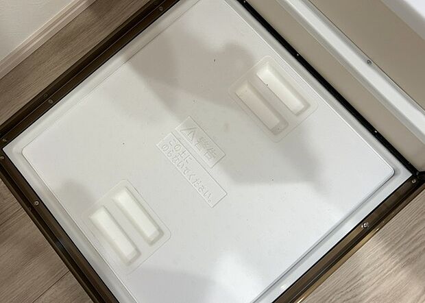 【キッチン床下収納】キッチン床下収納は、調理器具や食器などをスッキリと収納できる便利なスペースです。収納量が多いもの、引き出しがスムーズに開閉するものなど、使い勝手の良いものを選ぶことが大切です。また、湿気がこもりやすい場所なので、通気性の良いものを選ぶこともおすすめです。