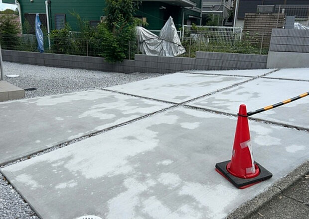 【駐車場】駐車場と明記されていても、最小スペースでつくられた駐車場だと大型車は駐車できなかったり、出入りしにくくなったりする可能性があります。お車のサイズと購入したい物件の駐車場のサイズを現地で確認しましょう。