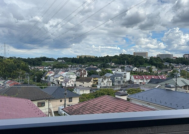【物件からの展望】眺望を気にして物件を探す場合、前面に建物が建っていないか現地で確認しましょう！前面に建物があると景色はもちろん、日当たりや風通しにも影響が出てきます。住んだ時のことを想像しながら現地見学をしましょう。