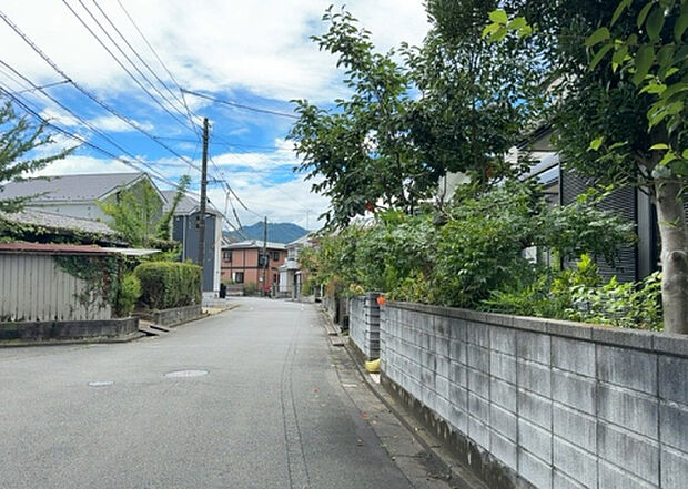 【物件からの展望_2】眺望を気にして物件を探す場合、前面に建物が建っていないか現地で確認しましょう!前面に建物があると景色はもちろん、日当たりや風通しにも影響が出てきます。住んだ時のことを想像しながら現地見学をしましょう。