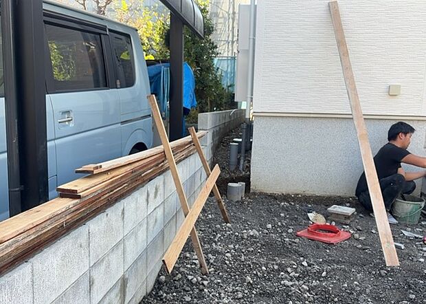 【外水栓】外水栓は、庭の水やりや洗車など、様々な用途に使える便利な設備です。ホースがしっかりと接続できるもの、水圧が安定しているものなど、使い勝手の良いものを選びましょう。また、凍結防止機能が付いているものなら、冬場でも安心して使用できます。