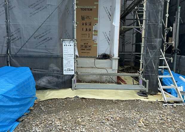 【構造・工法・仕様_2】ベタ基礎とは、柱の位置に関係なく全体に基礎がある事を指し、面積が大きい分建物の重さを全体に分散できます。また、地面からの湿気や害虫を遮断でき、木造住宅で心配されるシロアリ被害を防ぐ効果も期待できます。