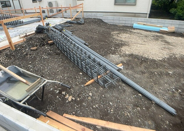 【庭_2】庭のある家に住むことのメリットとして、子どもたちの遊び場を確保できること、ガーデニングや家庭菜園を楽しめること、明るさを確保できることがあります。また、配置を工夫することでプライバシーが確保できます。