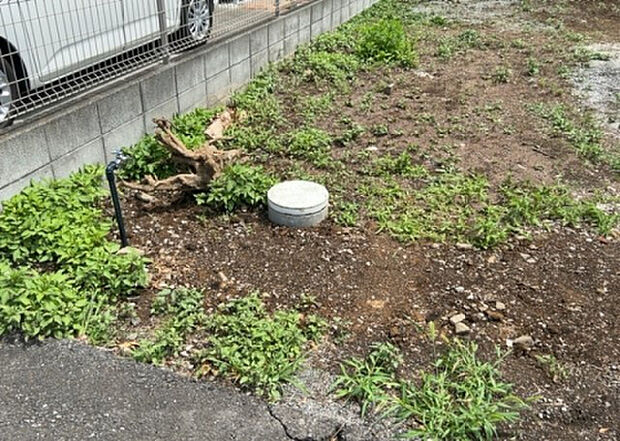 【その他設備】敷地内には、散水栓や立水栓があります。水道水を直接利用できるため、水を運ぶ手間を省くことが出来ます。大量の水を必要とする洗車作業や清掃などに役立ちます。その他設備とあわせて、現地でご確認ください。