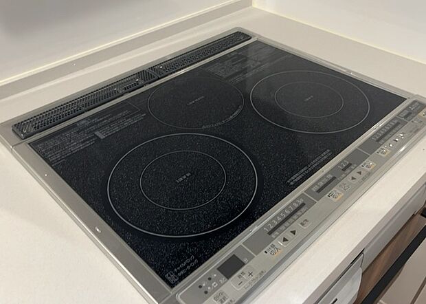 【キッチンコンロ】キッチンコンロは、料理の質を大きく左右する重要な設備です。火力調整のしやすさ、グリル機能の有無、安全装置の充実度など、選ぶポイントがたくさんあります。特に、IHクッキングヒーターは、お手入れのしやすさや安全性が高く、近年人気が高まっています。