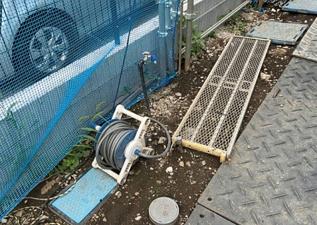 【その他設備】敷地内には、散水栓や立水栓があります。水道水を直接利用できるため、水を運ぶ手間を省くことが出来ます。大量の水を必要とする洗車作業や清掃などに役立ちます。その他設備とあわせて、現地でご確認ください。
