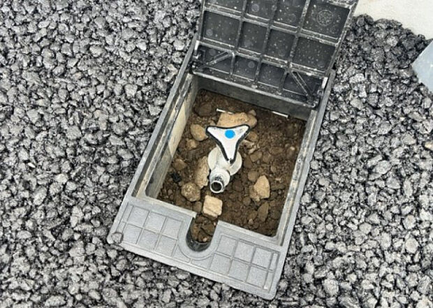 【その他設備】敷地内には、散水栓や立水栓があります。水道水を直接利用できるため、水を運ぶ手間を省くことが出来ます。大量の水を必要とする洗車作業や清掃などに役立ちます。その他設備とあわせて、現地でご確認ください。