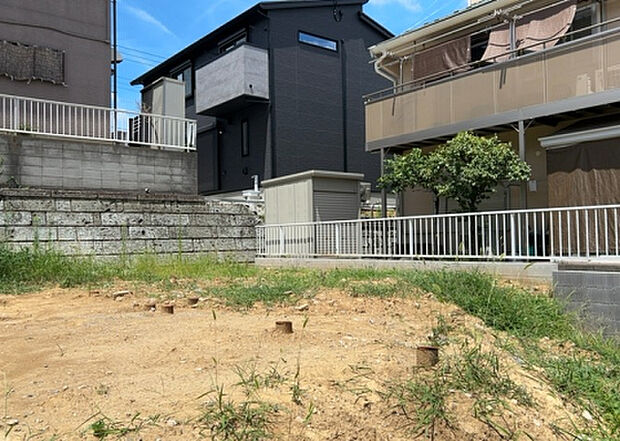 【玄関_2】玄関は、狭すぎると複数人で使いにくく、広すぎても無駄な空間になりがちです。最低2畳を目安にして、家の広さとの兼ね合いや家族の人数を考慮して決めるとよいでしょう。現地を見学して快適な玄関を選びましょう!