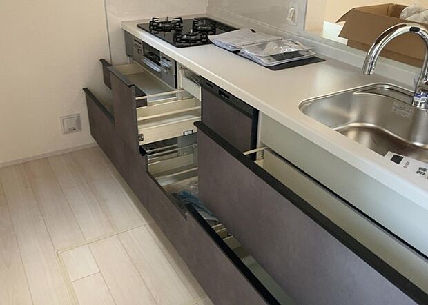 【キッチン床下収納】キッチン床下収納は、調理器具や食器などをスッキリと収納できる便利なスペースです。収納量が多いもの、引き出しがスムーズに開閉するものなど、使い勝手の良いものを選ぶことが大切です。また、湿気がこもりやすい場所なので、通気性の良いものを選ぶこともおすすめです。