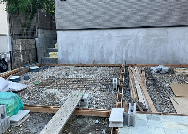 【庭】庭があることでガーデニングや家庭菜園はもちろん、こどもの遊び場やペットを放して遊ぶことができます。また、家の周囲に余裕があるということです。隣地との間があれば、十分な日当たりと、風通しが確保できます。