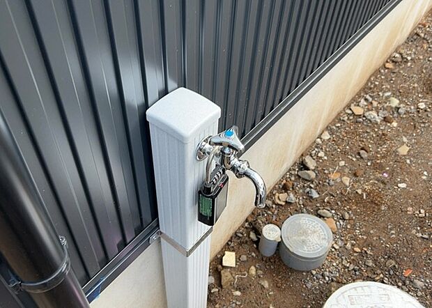 【外水栓】外水栓は、庭の水やりや洗車など、様々な用途に使える便利な設備です。ホースがしっかりと接続できるもの、水圧が安定しているものなど、使い勝手の良いものを選びましょう。また、凍結防止機能が付いているものなら、冬場でも安心して使用できます。