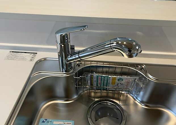 【キッチン水栓】キッチン水栓は、毎日必ず使うものだからこそ、使いやすさが重要です。シャワーヘッドの切り替えがスムーズか、吐水量が調節できるか、水しぶきが飛び散りにくい構造か、浄水機能が付いているかなど、日々の家事を快適にするための機能が数多くあります。また、デザインも多種多様なので、キッチン全体の雰囲気に合わせたものを選ぶことができます。