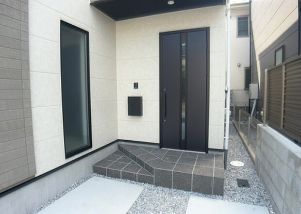 【玄関_2】玄関は、狭すぎると複数人で使いにくく、広すぎても無駄な空間になりがちです。最低2畳を目安にして、家の広さとの兼ね合いや家族の人数を考慮して決めるとよいでしょう。現地を見学して快適な玄関を選びましょう!