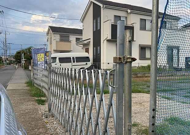 【前面道路含む現地写真_2】お持ちの車種によっては前面道路が広い方が便利でしょう。しかし、前面道路が広ければその分交通量が多くなるため、騒音などが気になる場合があります。実際に現地を見学し、周辺交通量や騒音などを確認しましょう!