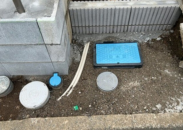【その他設備】敷地内には、散水栓や立水栓があります。水道水を直接利用できるため、水を運ぶ手間を省くことが出来ます。大量の水を必要とする洗車作業や清掃などに役立ちます。その他設備とあわせて、現地でご確認ください。