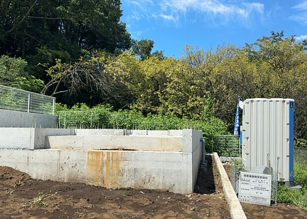 【玄関_2】玄関は、狭すぎると複数人で使いにくく、広すぎても無駄な空間になりがちです。最低2畳を目安にして、家の広さとの兼ね合いや家族の人数を考慮して決めるとよいでしょう。現地を見学して快適な玄関を選びましょう!