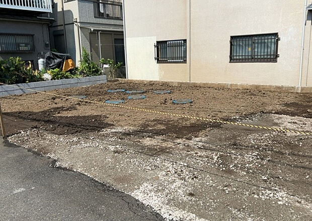 【玄関_2】玄関は、狭すぎると複数人で使いにくく、広すぎても無駄な空間になりがちです。最低2畳を目安にして、家の広さとの兼ね合いや家族の人数を考慮して決めるとよいでしょう。現地を見学して快適な玄関を選びましょう！