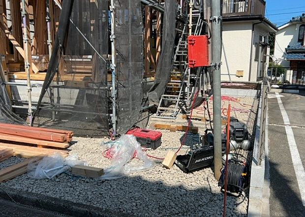 【駐車場】駐車場と明記されていても、最小スペースでつくられた駐車場だと大型車は駐車できなかったり、出入りしにくくなったりする可能性があります。お車のサイズと購入したい物件の駐車場のサイズを現地で確認しましょう。