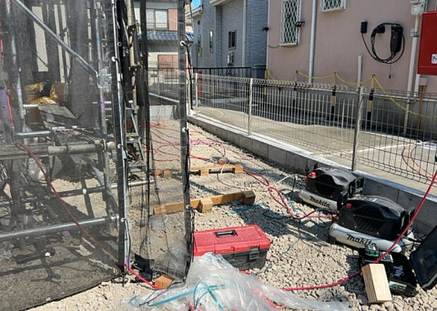 【庭】庭があることでガーデニングや家庭菜園はもちろん、こどもの遊び場やペットを放して遊ぶことができます。また、家の周囲に余裕があるということです。隣地との間があれば、十分な日当たりと、風通しが確保できます。
