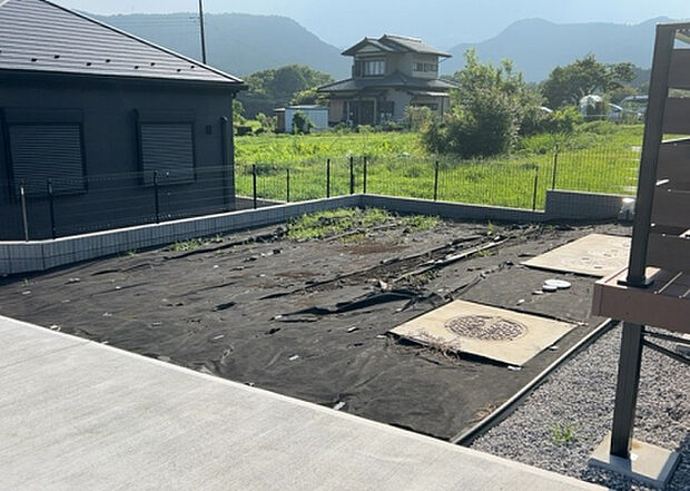 【庭】庭があることでガーデニングや家庭菜園はもちろん、こどもの遊び場やペットを放して遊ぶことができます。また、家の周囲に余裕があるということです。隣地との間があれば、十分な日当たりと、風通しが確保できます。