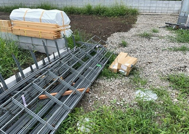 【その他設備】敷地内には、散水栓や立水栓があります。水道水を直接利用できるため、水を運ぶ手間を省くことが出来ます。大量の水を必要とする洗車作業や清掃などに役立ちます。その他設備とあわせて、現地でご確認ください。