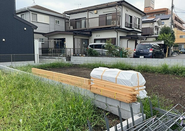 【庭_2】庭のある家に住むことのメリットとして、子どもたちの遊び場を確保できること、ガーデニングや家庭菜園を楽しめること、明るさを確保できることがあります。また、配置を工夫することでプライバシーが確保できます。