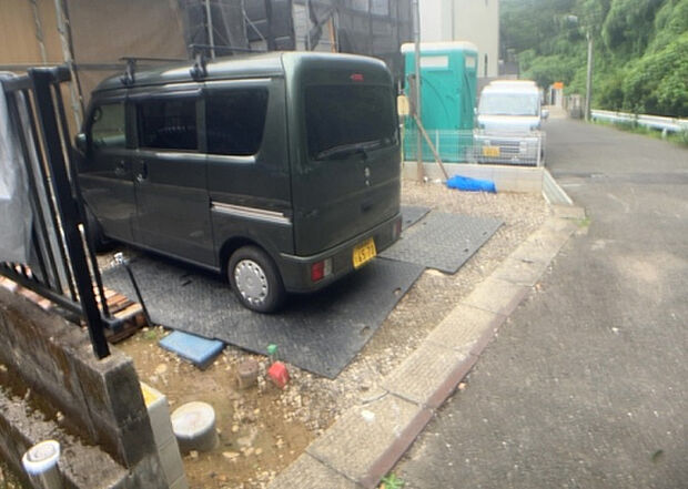 【駐車場_2】駐車場と明記されていても、最小スペースでつくられた駐車場だと大型車は駐車できなかったり、出入りしにくくなったりする可能性があります。お車のサイズと購入したい物件の駐車場のサイズを現地で確認しましょう。