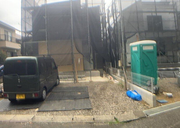 【前面道路含む現地写真_2】前面道路の幅員や歩道の有無、近隣の建物との距離感などは、実際の生活の利便性や安全性に大きく影響します。複数のアングルから前面道路の状況を確認することで、より具体的に生活イメージを描けます。