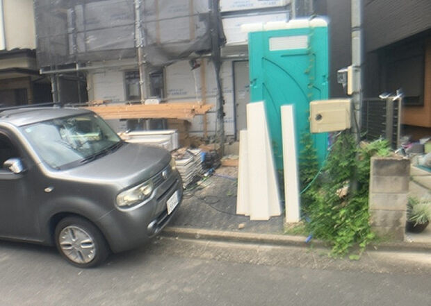 【前面道路含む現地写真_2】お持ちの車種によっては前面道路が広い方が便利でしょう。しかし、前面道路が広ければその分交通量が多くなるため、騒音などが気になる場合があります。実際に現地を見学し、周辺交通量や騒音などを確認しましょう！