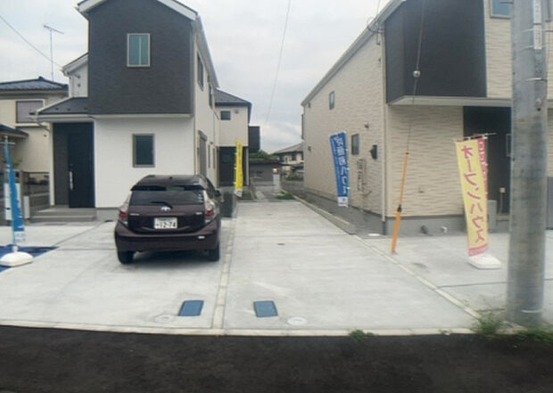【前面道路含む現地写真_2】お持ちの車種によっては前面道路が広い方が便利でしょう。しかし、前面道路が広ければその分交通量が多くなるため、騒音などが気になる場合があります。実際に現地を見学し、周辺交通量や騒音などを確認しましょう！