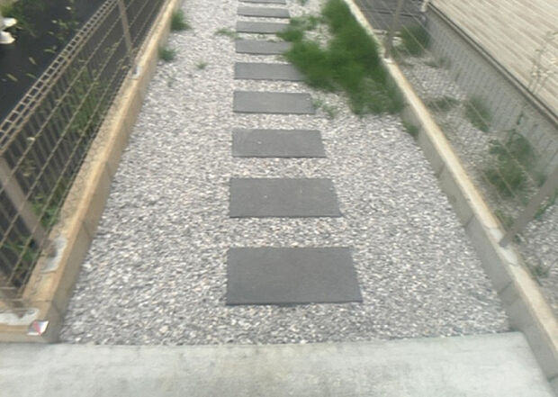 【庭】庭があることでガーデニングや家庭菜園はもちろん、こどもの遊び場やペットを放して遊ぶことができます。また、家の周囲に余裕があるということです。隣地との間があれば、十分な日当たりと、風通しが確保できます。