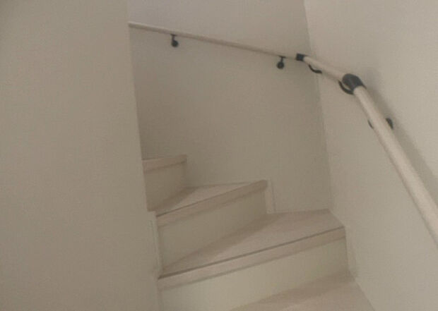 【内装】建物の上下階の通路である階段は、その位置によって動線や室内の印象が大きく左右されます。手摺にも重要な役割があり、転倒の防止・歩行や動作を円滑にして日常生活を支えることを主な目的として設置されています。