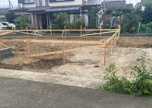 【その他設備】敷地内には、散水栓や立水栓があります。水道水を直接利用できるため、水を運ぶ手間を省くことが出来ます。大量の水を必要とする洗車作業や清掃などに役立ちます。その他設備とあわせて、現地でご確認ください。