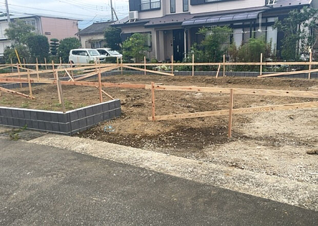 【構造・工法・仕様_2】ベタ基礎とは、柱の位置に関係なく全体に基礎がある事を指し、面積が大きい分建物の重さを全体に分散できます。また、地面からの湿気や害虫を遮断でき、木造住宅で心配されるシロアリ被害を防ぐ効果も期待できます。