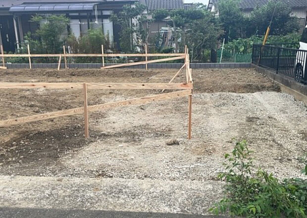 【玄関】玄関は家の顔でもあり、家族以外の目にも止まる場所です。玄関は外との間を仕切る扉、靴などをしまっておく収納スペース、靴脱ぎのたたきスペース、来客とのやり取りをするドアホンなど複数のアイテムからなります。