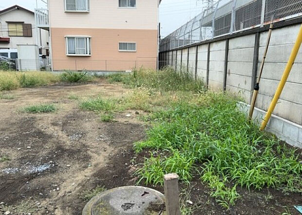 【庭_2】庭のある家に住むことのメリットとして、子どもたちの遊び場を確保できること、ガーデニングや家庭菜園を楽しめること、明るさを確保できることがあります。また、配置を工夫することでプライバシーが確保できます。