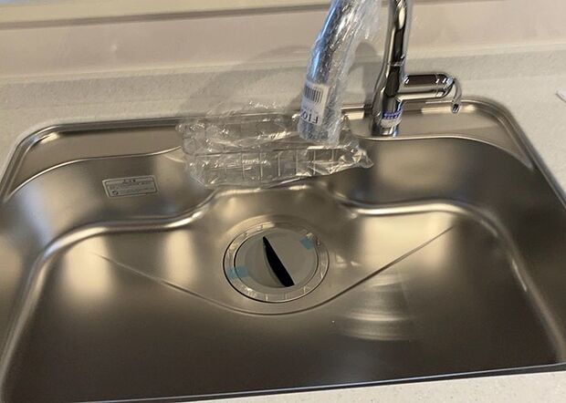 【キッチン水栓】キッチン水栓は、毎日必ず使うものだからこそ、使いやすさが重要です。シャワーヘッドの切り替えがスムーズか、吐水量が調節できるか、水しぶきが飛び散りにくい構造か、浄水機能が付いているかなど、日々の家事を快適にするための機能が数多くあります。また、デザインも多種多様なので、キッチン全体の雰囲気に合わせたものを選ぶことができます。