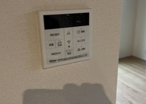 【給湯器リモコン】給湯器リモコンは、お風呂の温度設定やタイマー設定など、お風呂を快適に楽しむために欠かせないものです。液晶画面が大きく見やすいもの、操作ボタンが分かりやすいものなど、使いやすさが重要です。また、エコ機能が付いているものなら、光熱費の節約にもつながります。