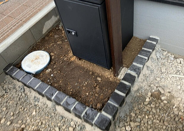 【庭】庭があることでガーデニングや家庭菜園はもちろん、こどもの遊び場やペットを放して遊ぶことができます。また、家の周囲に余裕があるということです。隣地との間があれば、十分な日当たりと、風通しが確保できます。