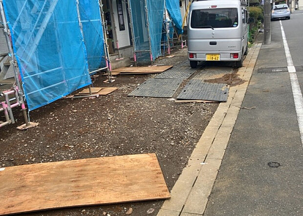 【駐車場_2】駐車場と明記されていても、最小スペースでつくられた駐車場だと大型車は駐車できなかったり、出入りしにくくなったりする可能性があります。お車のサイズと購入したい物件の駐車場のサイズを現地で確認しましょう。