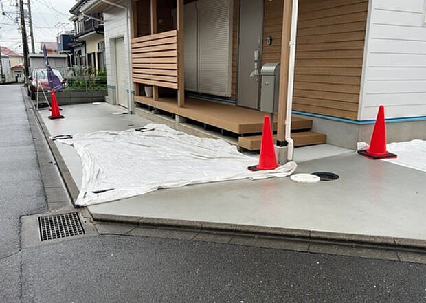 【駐車場】駐車場と明記されていても、最小スペースでつくられた駐車場だと大型車は駐車できなかったり、出入りしにくくなったりする可能性があります。お車のサイズと購入したい物件の駐車場のサイズを現地で確認しましょう。