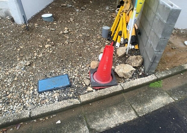 【その他設備】敷地内には、散水栓や立水栓があります。水道水を直接利用できるため、水を運ぶ手間を省くことが出来ます。大量の水を必要とする洗車作業や清掃などに役立ちます。その他設備とあわせて、現地でご確認ください。