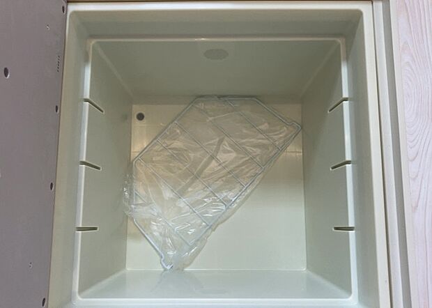 【キッチン床下収納】キッチン床下収納は、調理器具や食器などをスッキリと収納できる便利なスペースです。収納量が多いもの、引き出しがスムーズに開閉するものなど、使い勝手の良いものを選ぶことが大切です。また、湿気がこもりやすい場所なので、通気性の良いものを選ぶこともおすすめです。