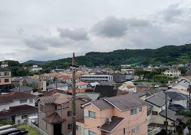 【物件からの展望】眺望を気にして物件を探す場合、前面に建物が建っていないか現地で確認しましょう!前面に建物があると景色はもちろん、日当たりや風通しにも影響が出てきます。住んだ時のことを想像しながら現地見学をしましょう。