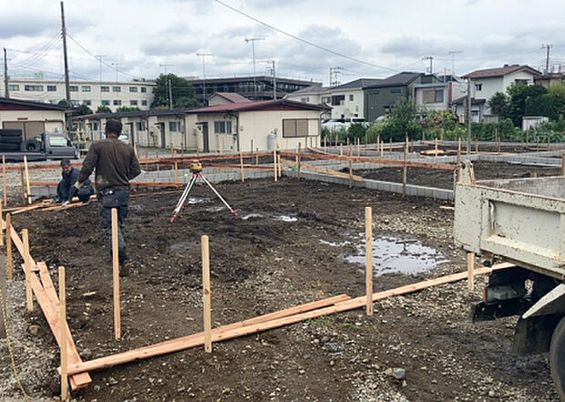 【外観_3】現地に行くなら、物件の周囲の地形がどうなっているかを見ることも大切です。周辺より低くなっている土地では、大雨などで水が集まりやすいため、地盤が弱くなっているということも考えられるため、注意が必要です。