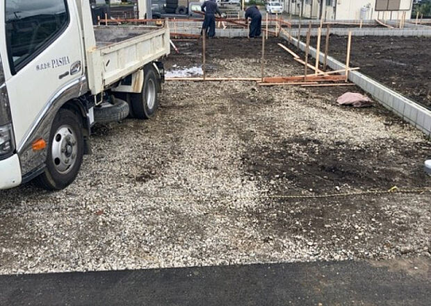 【前面道路含む現地写真_2】前面道路の幅員や歩道の有無、近隣の建物との距離感などは、実際の生活の利便性や安全性に大きく影響します。複数のアングルから前面道路の状況を確認することで、より具体的に生活イメージを描けます。