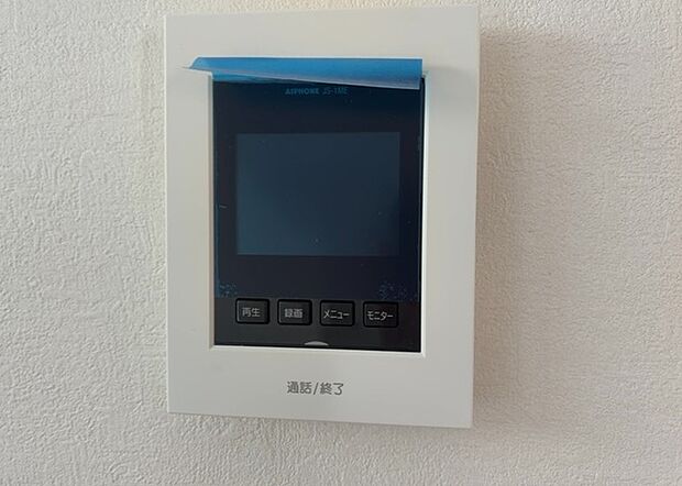 【TVモニター付きインターホン】TVモニター付きインターホンは、来訪者の顔を確認できるだけでなく、音声でやり取りすることもできるため、セキュリティ面で安心できる設備です。モニター画面が大きく見やすいもの、夜間でも来訪者をしっかりと確認できるものなど、機能性を重視したいところです。